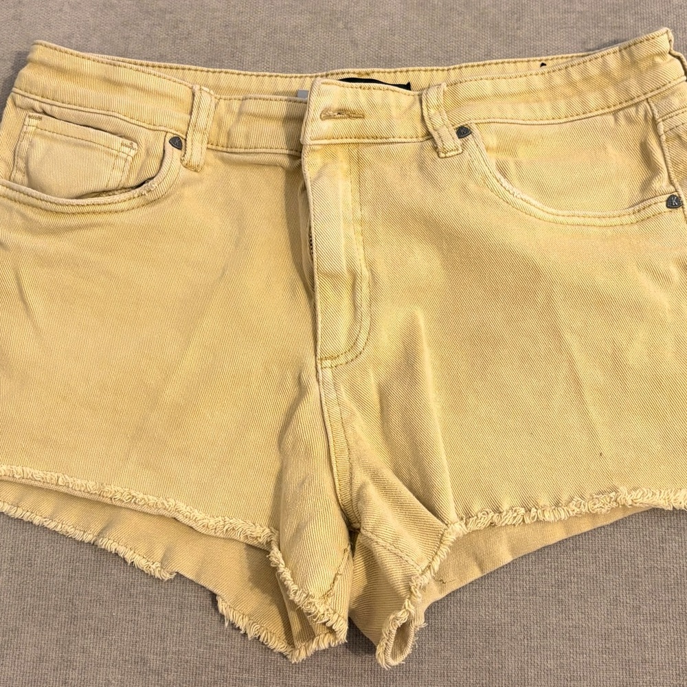 Kut from the Kloth Women's Light Yellow Jean Shorts